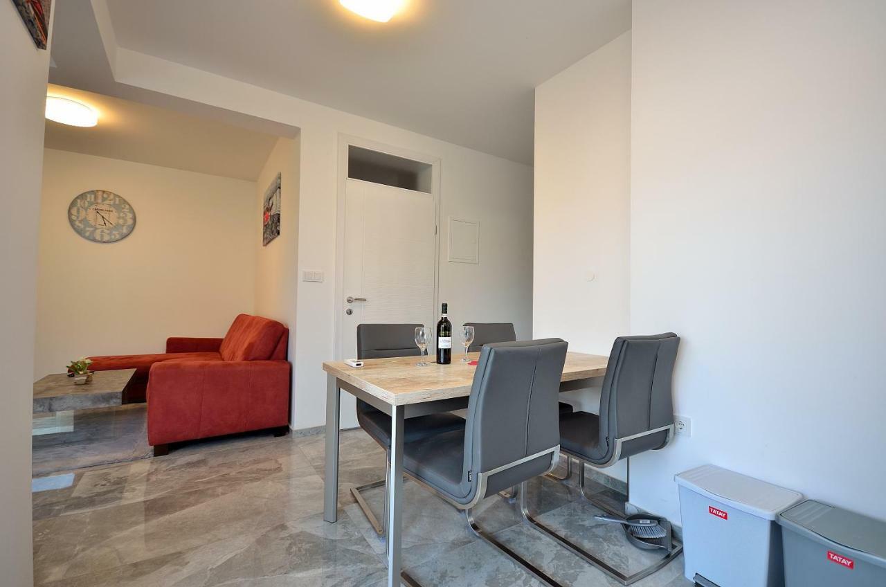 The Nikolic - Woegenstein Apartment *